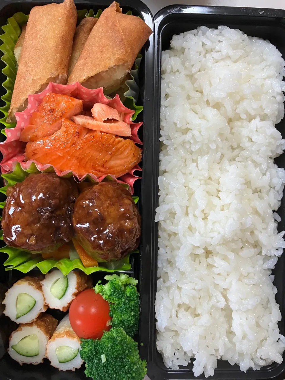 白ご飯、春巻き、シャケ、ちくわきゅうり、定番弁当|あーやーさん