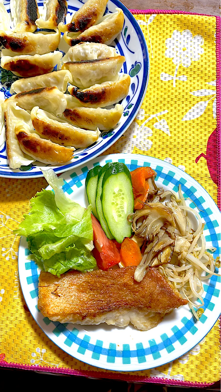 赤魚のバターソテー　野菜炒め　トマト🍅　胡瓜🥒　レタス🥬　餃子🥟|4jinoanataさん