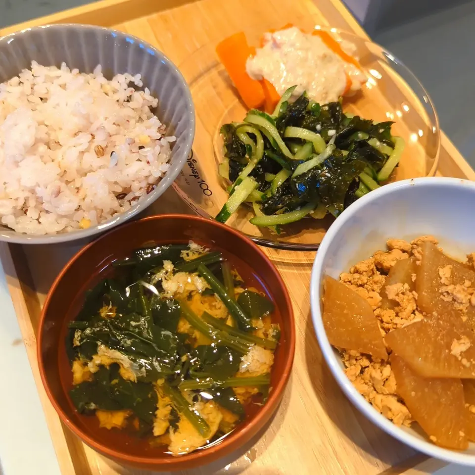 雑穀ごはん
ほうれん草と卵のお吸い物
大根と鶏ひき肉の味噌煮
わかめときゅうりの塩麹和え
人参スティック　玉ねぎ麹マヨディップ|asryh♡さん