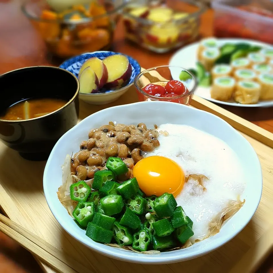 女性に人気✨ネバネバ丼定食

ヘルシー＆高タンパク☺　

これひとつで1日に必要な栄養素の3分の2がとれちゃうコスパ良しの定食❤

白米の上に踊るピンク色のかつおぶし、納豆と色よく湯がいたオクラとすりこ木ですった山芋。

その上に有精卵の卵黄と自家製の出汁醤油をたらり✨　

ネバネバ食材は、消化吸収を高めてくれると同時に疲労回復や免疫力アップにも役立ちます💫

スルッと食べられるので食欲のないときにもおすすめです🌳


ネバネバ卵丼
じゃがいもの味噌汁
さつまいものレモン煮
ミニトマトのシロップ煮け|森のごはん屋さんさん