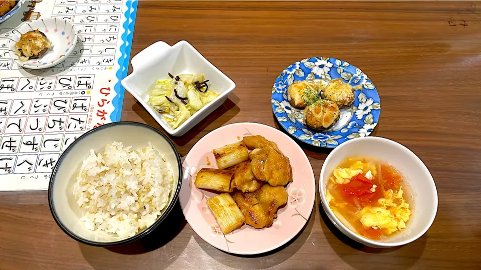 Snapdishの料理写真:鶏肩肉の照り焼き　トマトと卵の中華スープ　椎茸のツナマヨチーズパン粉焼き　キャベツの塩昆布和え|おさむん17さん