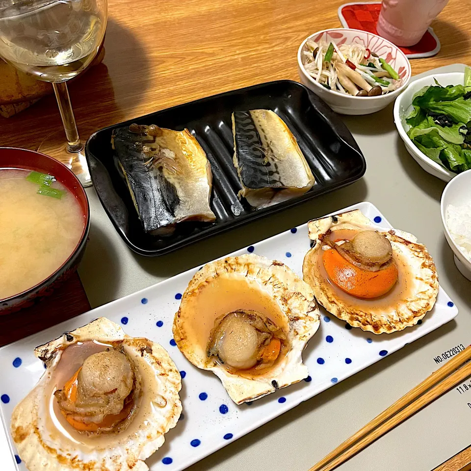 2024/05/14 北海道ホタテ焼き、鯖塩焼き、ニラもやしきのこのピリ辛炒め|kykyさん