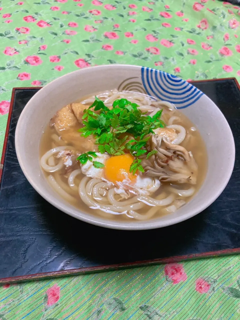 grandmaの晩ごはん☆ 今夜はお餅､甘煮の油揚げ､玉子、舞茸…で力持ちうどんで頂きます|kaoriさん