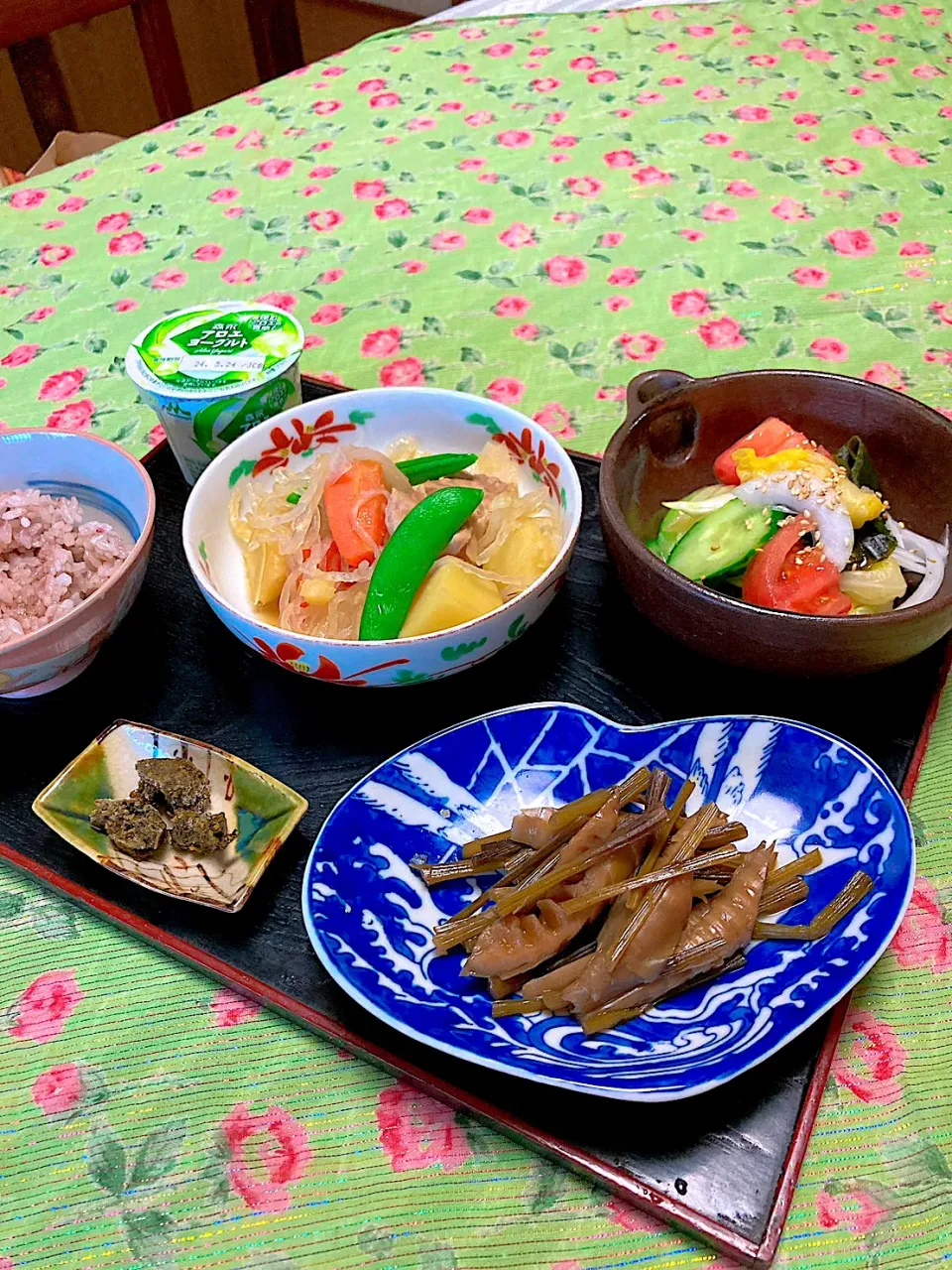 grandmaの晩ごはん☆ 今夜は肉じゃが、新玉葱で酢の物で頂きます|kaoriさん