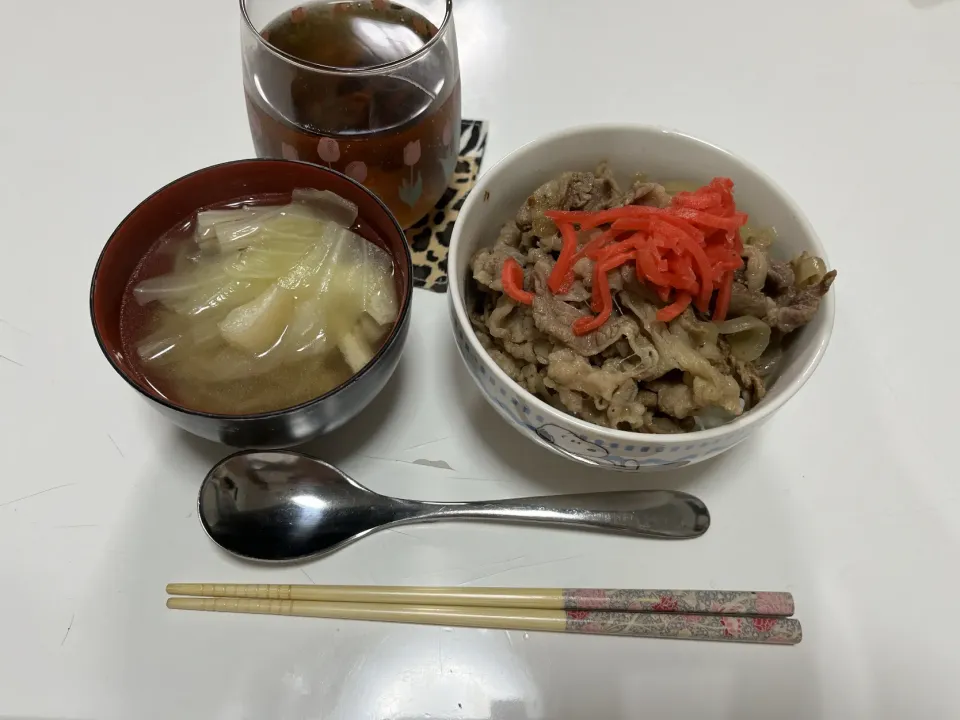 Snapdishの料理写真:晩御飯☆牛丼☆すまし汁（キャベツ・えのき・揚げ）|Saharaさん