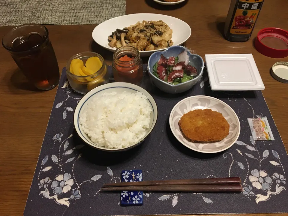 Snapdishの料理写真:ご飯、帆立とキノコのマーガリンソテー、コロッケ、納豆、タコときゅうりの酢の物、辛子明太子、沢庵、烏龍茶(夕飯)|enarinさん