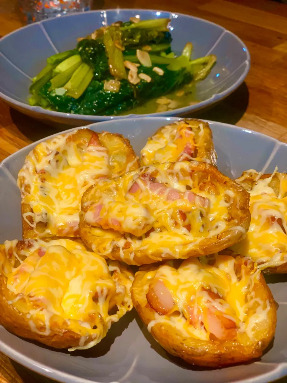 Dinner ! Dinner ! 
Homemade Cheese & Bacon Potato Skins with komatsuma (Vegetables) with Garlic Butter 
#viralfoods #cheesebaconpotatoskins
#homecooking
#homema|Emanuel Hayashiさん