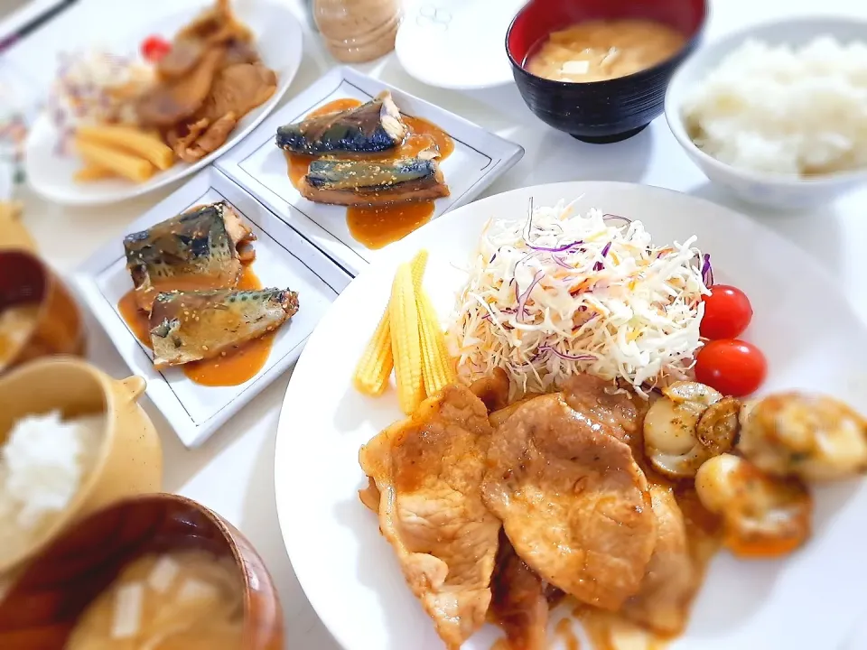 夕食(*ˊ˘ˋ*)
豚肉甘辛炒め＆ホタテバジルソテー＆サラダ🥗
サバ味噌煮
おみそ汁(しらす、油揚げ、豆腐)|プリン☆さん