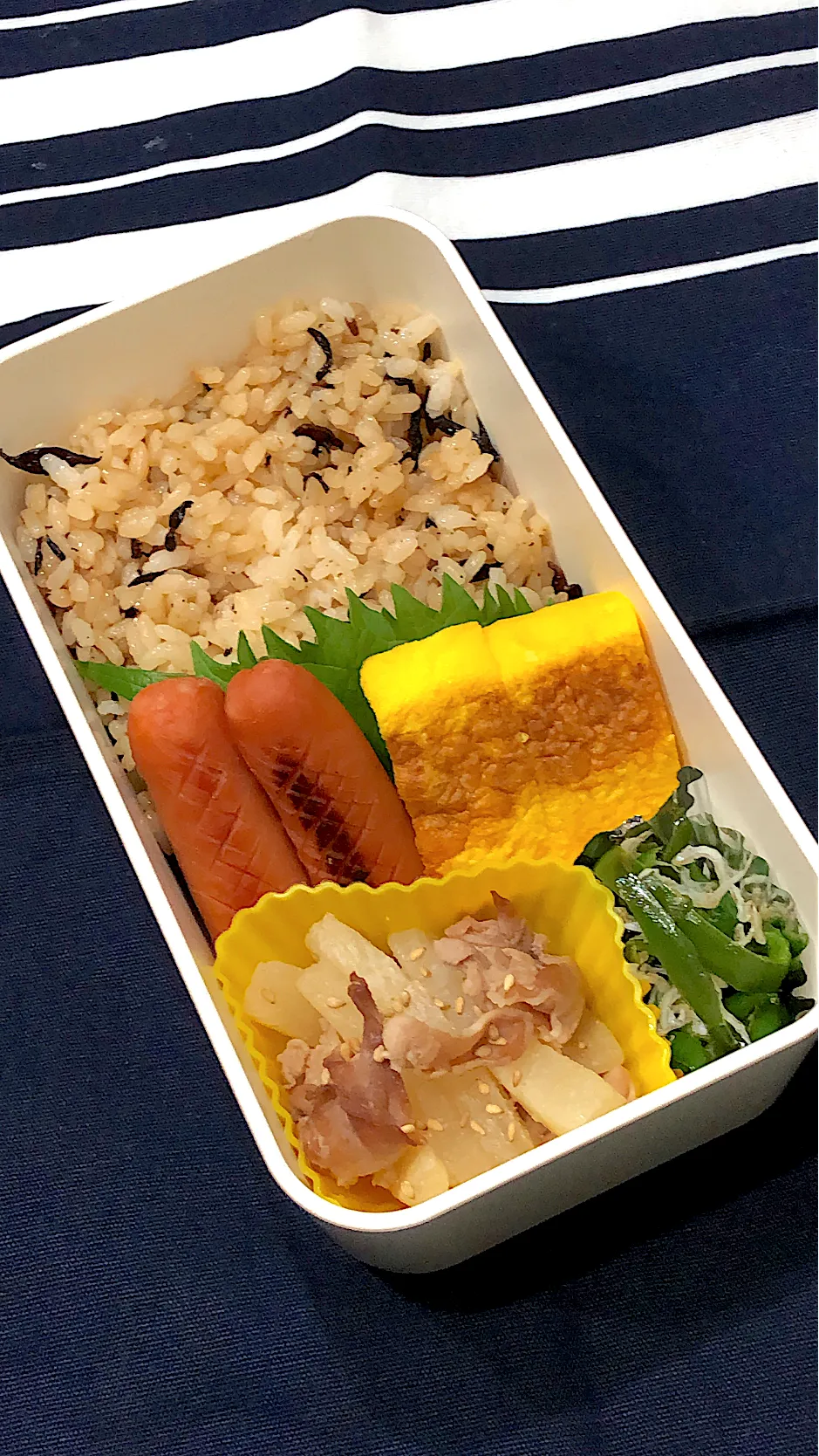 ひじきご飯、たまご焼き、ウインナー、豚と大根のうま煮、しらす入りピーマンのおひたし|きらきらさん