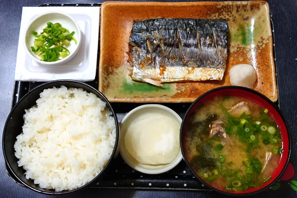 Snapdishの料理写真:今日の朝ごはん（ごはんは高知県産コシヒカリ、サゴシの塩焼き（サワラの塩焼き）、納豆、ブリのあら汁、沢庵）|Mars＠釜飯作り研究中さん