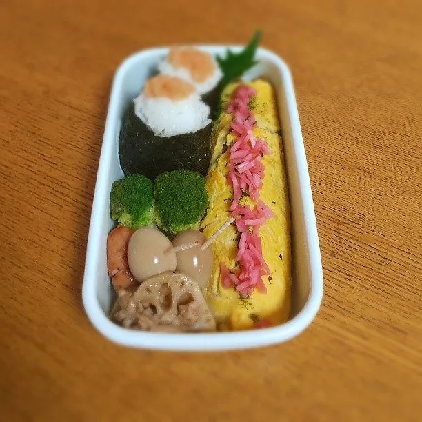 Snapdishの料理写真:5月15日お弁当
オムソバ
たらこおにぎり
ブロッコリーの白だし漬け
ウインナー味玉うずら串
れんこんツナ和え|シロクマさん