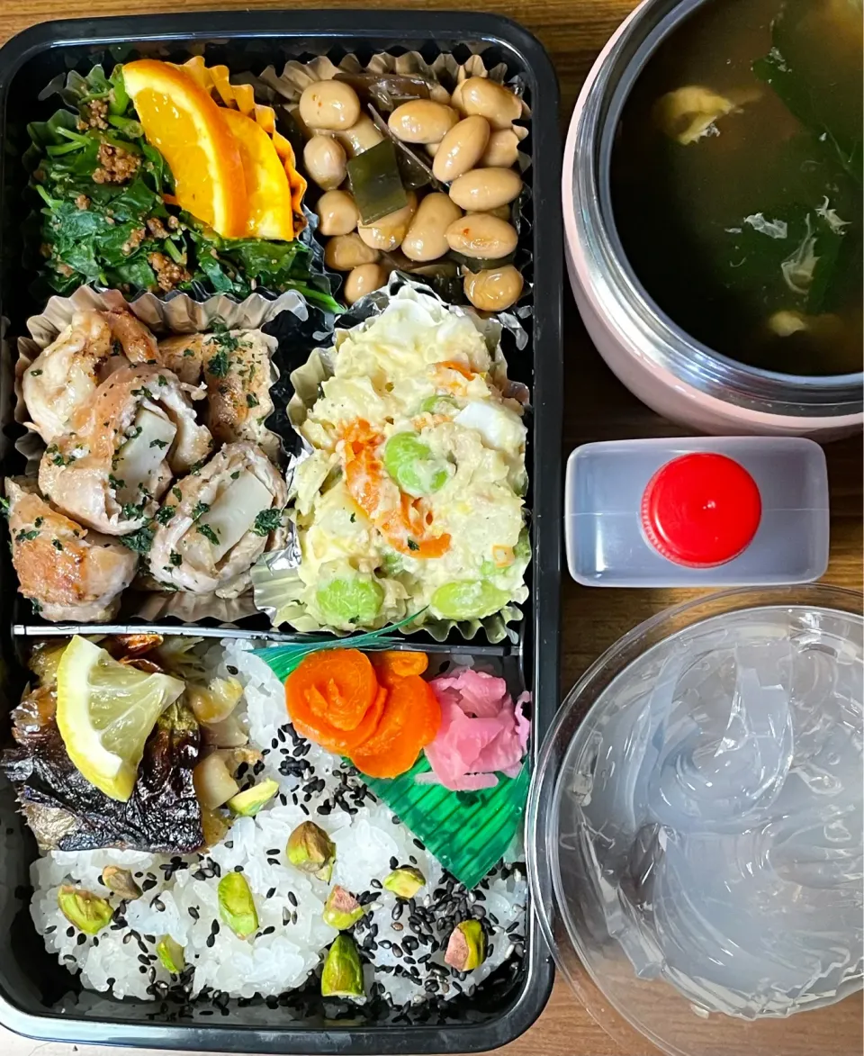 お弁当🍱・大豆煮・ポテトサラダ・かまぼこ巻き肉・ミツバボイル、みかん🍊・サバ西京焼き・ご飯🍚上、ごま、ピスタチオ|らんふうさん