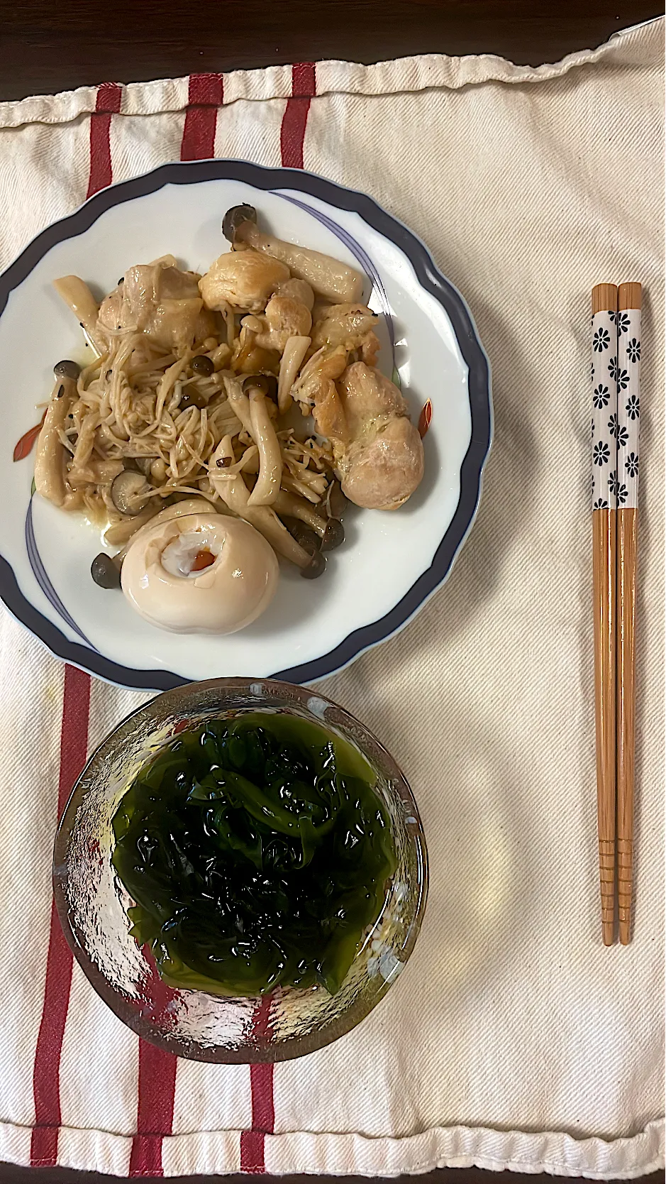 刺身わかめと鶏肉とキノコのバタポン炒め|Emaの自炊日記さん