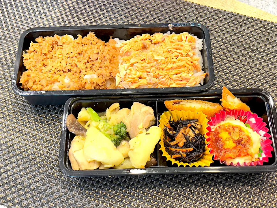 アヒージョと鮭そぼろ弁当🍱|だだぴさん