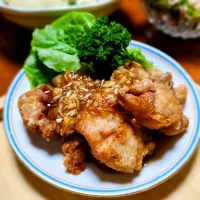 外カリ中ふわっ🐓森の油淋鶏(ユーリンチー)

「ただでさえ鶏もも肉はカロリーが高いのに、さらにあげちゃうなんて！」
という声が聞こえてきそうですが…

実は鶏もも肉はダイエット中にも取り入れてほしい食材のひとつ☺

ダイエットといえば鶏むね肉というイメージですが、毎日サラダチキンばかり食べていられないですよね…😓　　

でも安心して下さい！

むね肉と比べるともも肉は、脂肪燃焼を促してくれるビタミンBや亜鉛、ビタミンAが約2倍もあるんです✨

高カロリーな皮を剥いでそぎ切りし、冷たい米油で揚げることで外はパリパリなのに中はふんわり🌳　　

自家製・甘酢ネギソースをたっぷりかけて召し上がれ❤

ご飯がいくらでも食べれちゃいます💫

