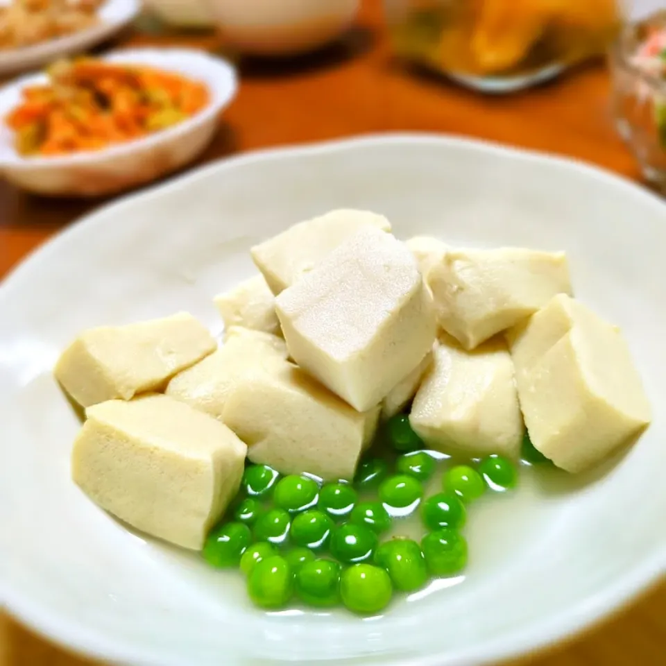 お出汁がじゅわ〜っ😋✨
春の高野豆腐🫛

【畑のお肉】とも言われる日本独自の保存食、高野豆腐。

ホルモンバランスを整えてくれる大豆イソフラボンや脂肪の蓄積を防ぐ大豆サポニンの他、鉄分やカルシウムなどのミネラルも豊富✨

ダイエット中や更年期対策にも取り入れてほしい食材です。

自家製の鰹と昆布のお出汁が芯まで染み込んだちょっぴり甘めの優しい味つけ💫

春らしく色よく湯がいたえんどう豆を添えました。

「高野豆腐をしっかり食べたのはこれが初めてかも」と嬉しいお声をいただきました☺

お正月の含め煮だけではなく、日々の食卓にも加えてあげてください🌳

作り置きできるのでお弁当の一品として、卵でとじて丼にするのも◎
|森のごはん屋さんさん