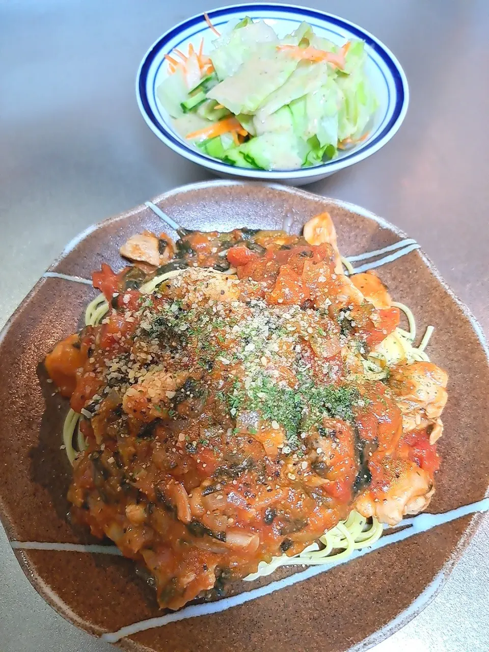 Snapdishの料理写真:チキンとほうれん草のトマトパスタ🍝
サラダ|Riapple🍎さん