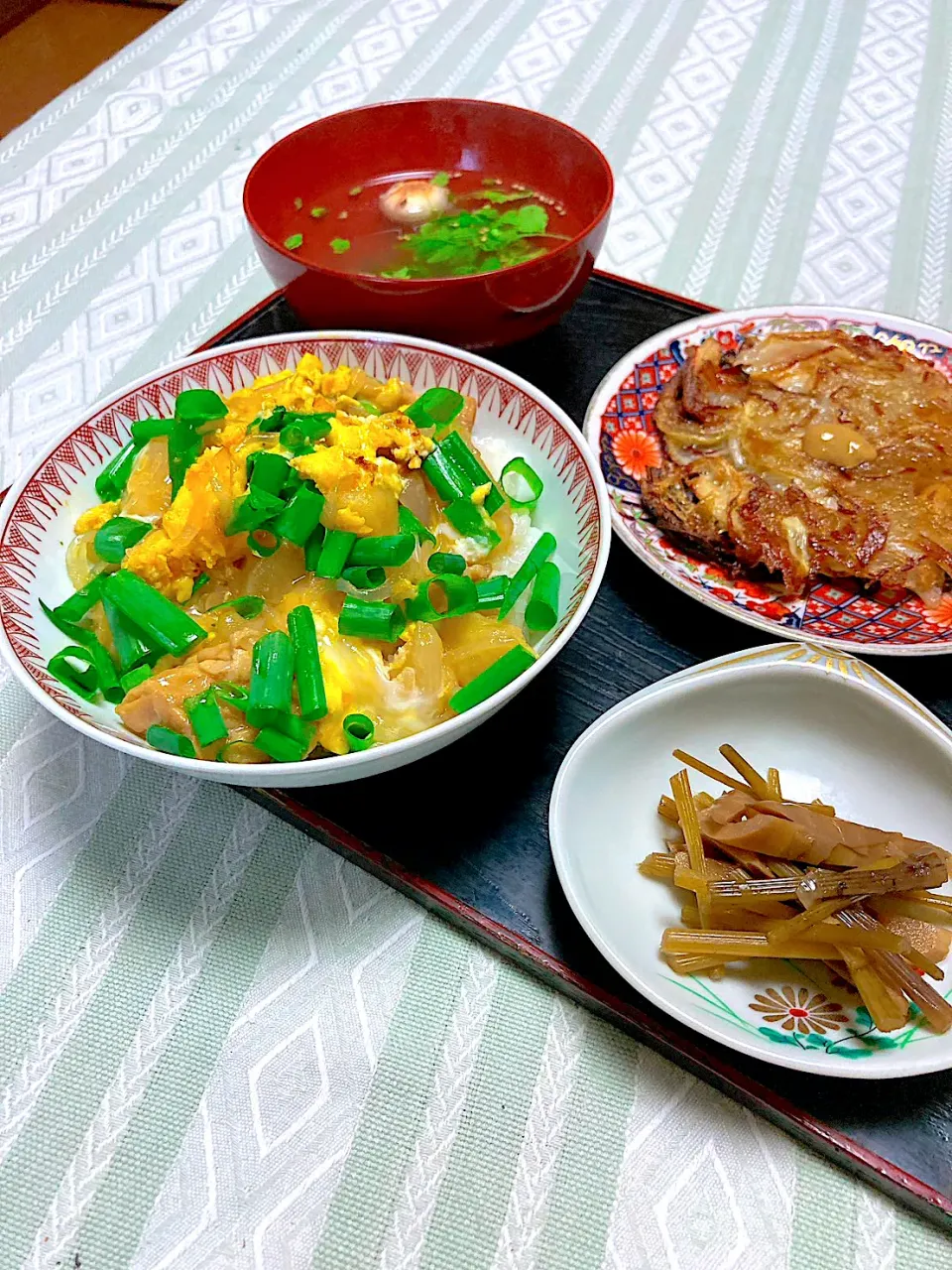 grandmaの晩ごはん☆ 今夜は昨夜の肉じゃがで丼物、玉葱のお焼きで頂きます|kaoriさん