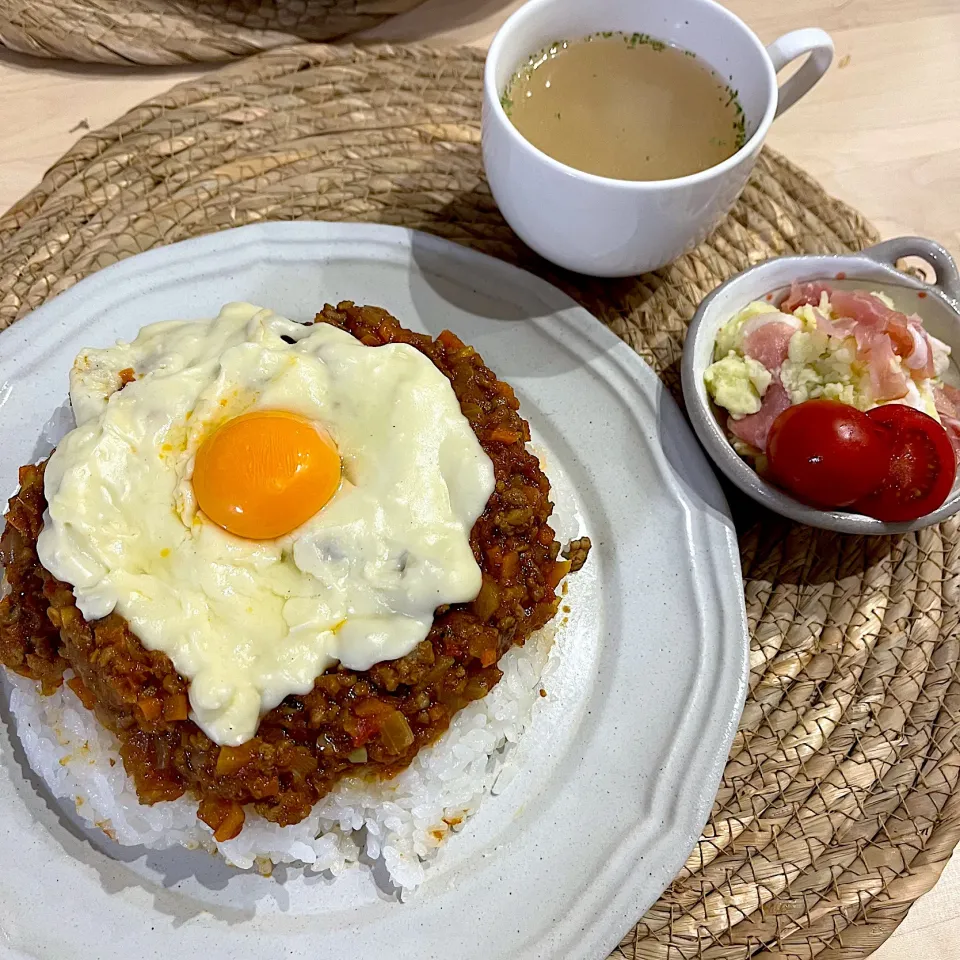 Snapdishの料理写真:チーズキーマカレー献立♡|かなさん