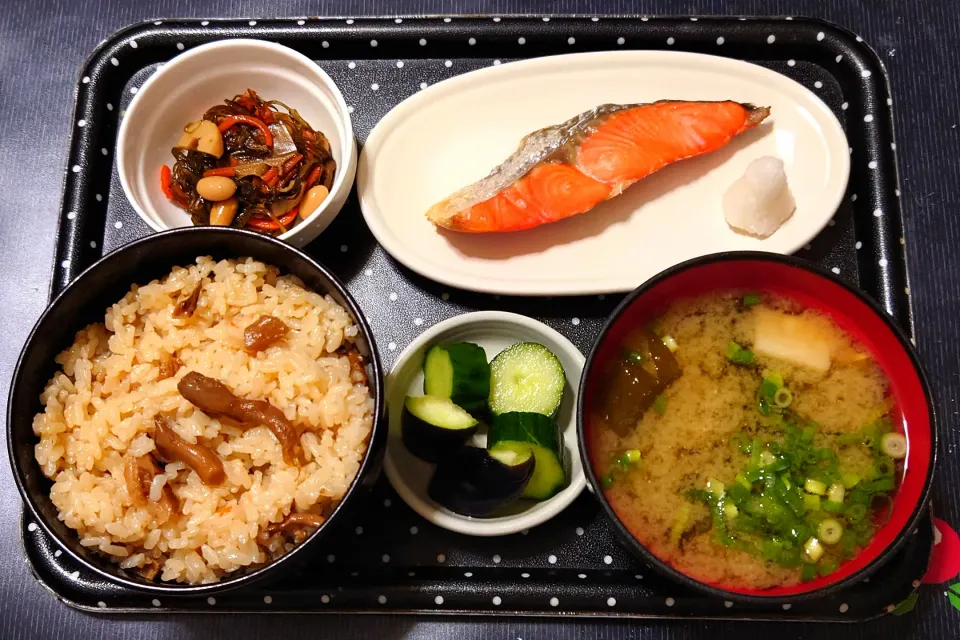 今日の朝ごはん（きのこの炊き込みご飯、焼鮭、切り昆布煮、エリンギとわかめのみそ汁、なすときゅうりの漬物）|Mars＠釜飯作り研究中さん