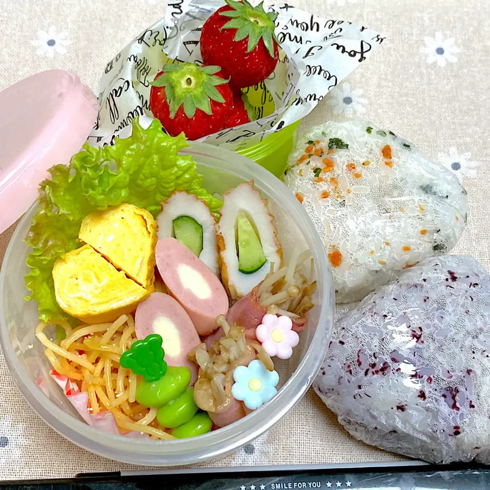 Snapdishの料理写真:2024.5.15 えのきベーコン巻き弁当　おにぎり　いちご|ママさん