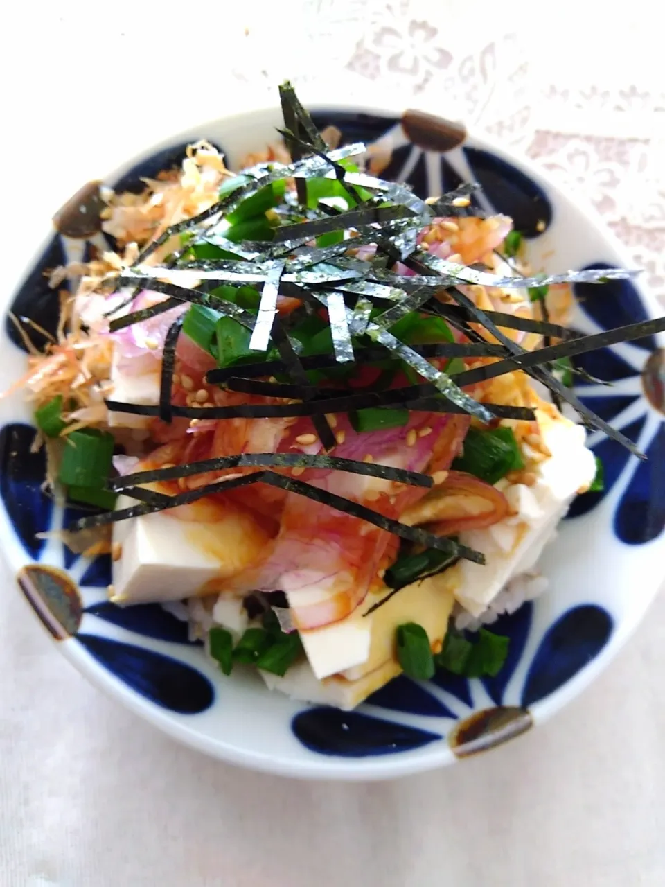 Snapdishの料理写真:冷奴丼(木綿豆腐、青ネギ、赤玉ねぎスライス、鰹節、刻み海苔、白胡麻、甘い醤油、ご飯残り)|m.rafuさん