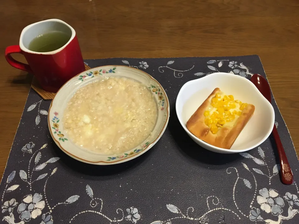 オートミールタマネギスープ粥、マヨコーントースト、熱い日本茶(朝ご飯)|enarinさん