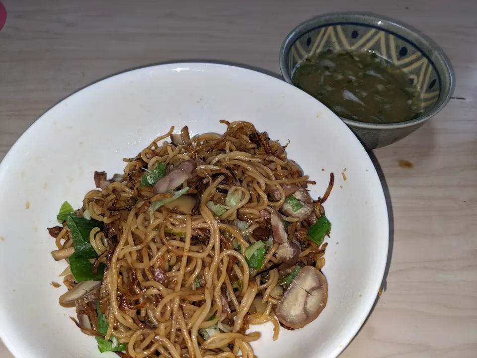 Snapdishの料理写真:2024/05/16の食事も屋内で、焼きそば定食
焼きそば（マルちゃんソース無し焼きそば麺＋自家製豚肩ロースの叉焼の残り＋長葱＋エリンギ＋甘栗＋自家製豚肩ロース叉焼のタレ＋国産米料理の清酒＋塩分控えめ丸大豆醤油＋五香粉＋さらさらキャノラー油＋丸本太白胡麻油＋スープ出汁）
・長葱の中華スープ（長葱＋塩分控えめ丸鶏ガラスー|Tarou  Masayukiさん