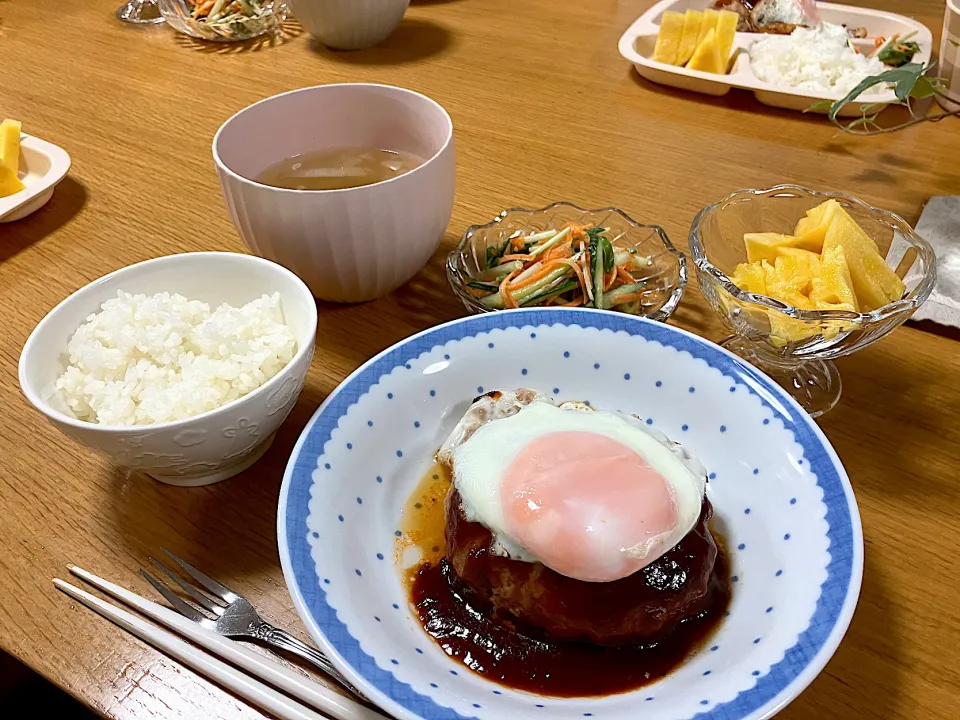 Snapdishの料理写真:＊目玉焼きハンバーグ🍳＆パイナポー🍍＊|＊抹茶＊さん