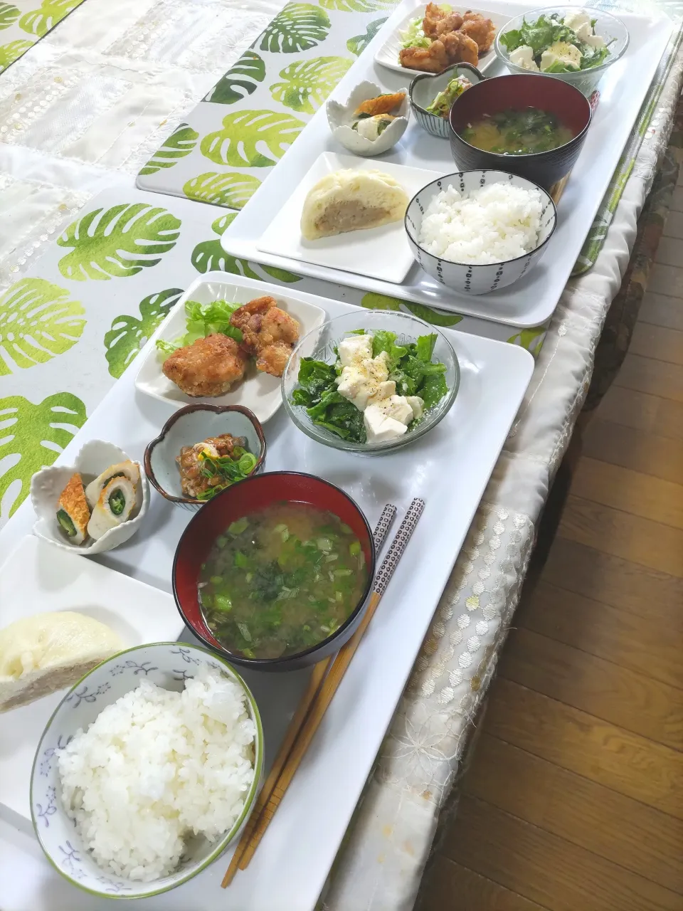 Snapdishの料理写真:551の豚まんとお弁当の残り唐揚げ定食です🍀今日は2人分✨✨✨|rikako♪。.:＊さん