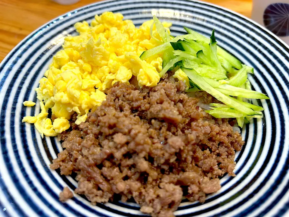 そぼろ三色丼|チルさん