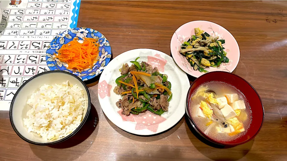 牛肉とピーマンの味噌炒め　豆腐とカニかまの卵スープ　ニラと舞茸の中華風卵炒め　人参の中華風ラペ|おさむん17さん