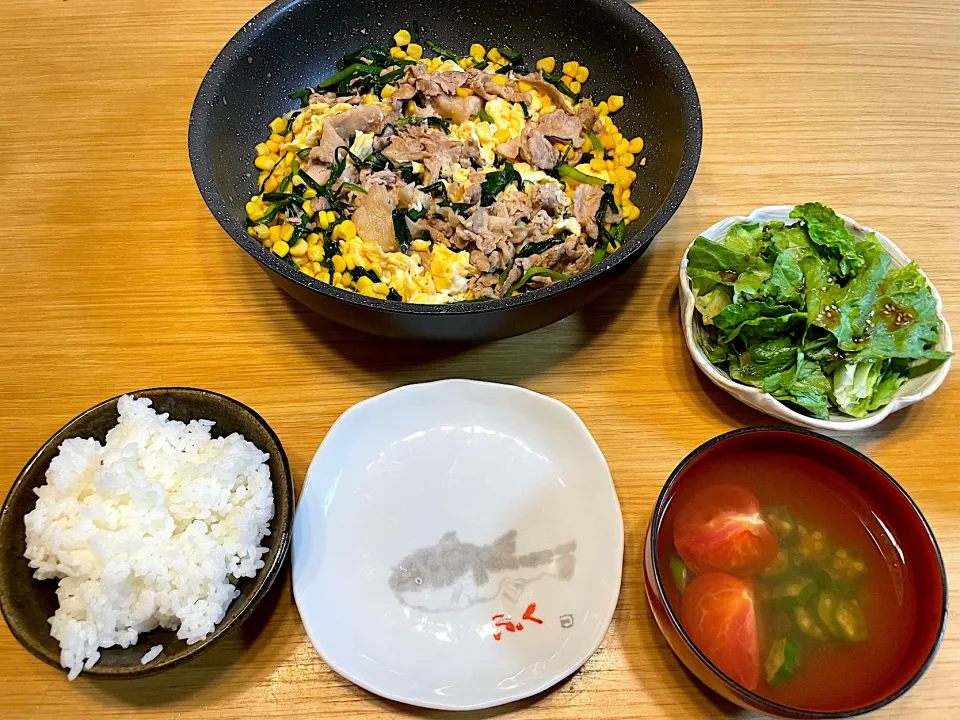 Snapdishの料理写真:豚肉のニラ玉コーン・トマトとオクラのお吸い物|ともさん