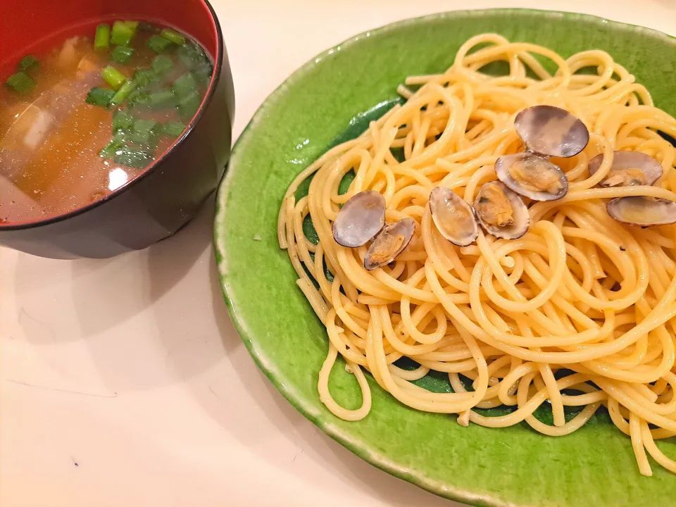 Snapdishの料理写真:アサリパスタ、あさりのみそ汁|nikotan.syさん