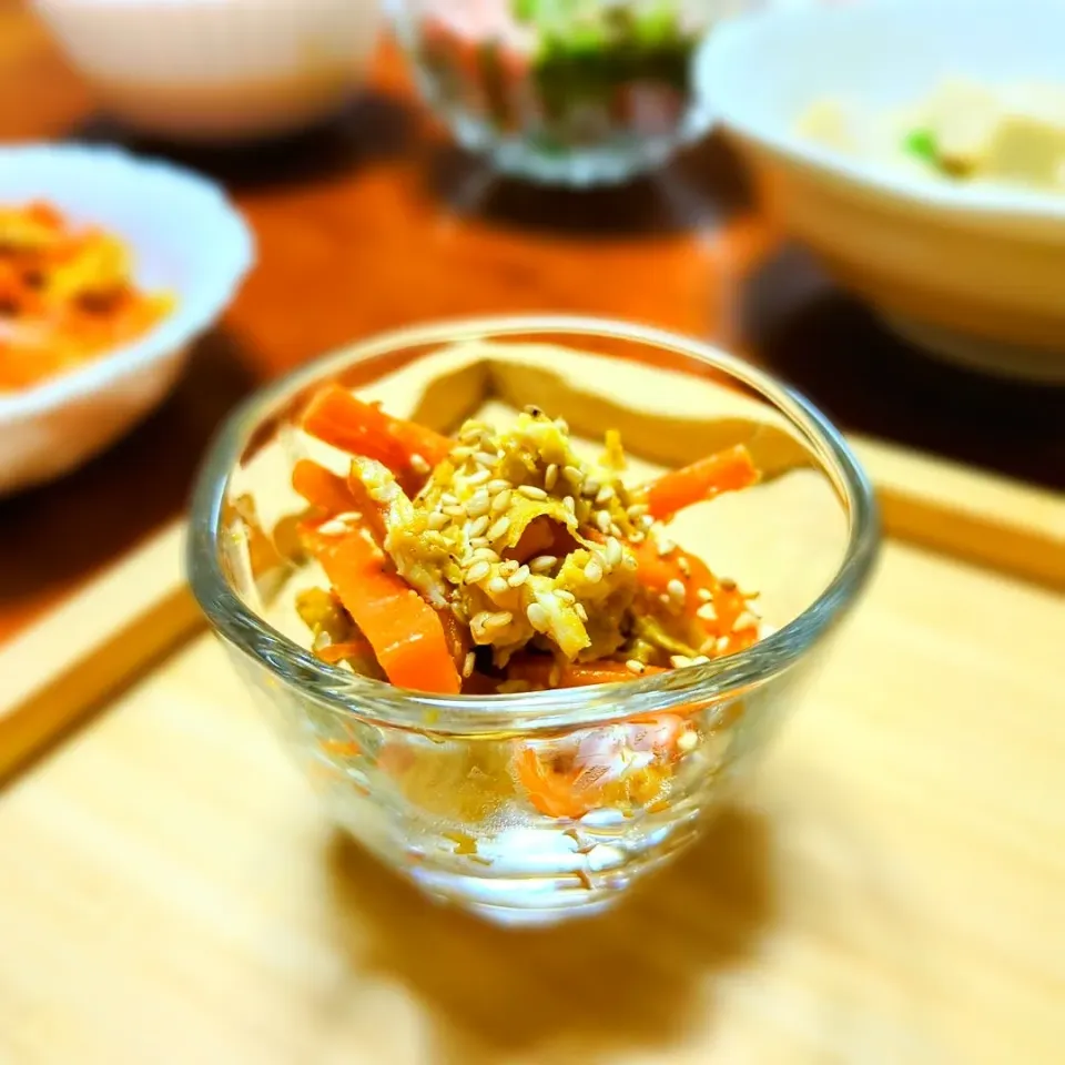 Snapdishの料理写真:森のにんじんシリシリ
　
野菜嫌いなお子様も食べられる✨　　

あま〜い森のにんじんしりしりの秘訣…
それは弱火でじっくり蒸し炒めること🎶

βカロテンが豊富なにんじんは抗酸化作用が強く、シミやシワを防ぎキメの細かい健やかな肌へと導いてくれます☺

にんじんは炒めることで脂溶性のβ-カロテンの吸収率がアップ💫

いりこだしで溶いた有精卵と一緒に炒め、不足しがちなタンパク質も一緒にチャージ☺

副菜やお弁当の一品や、濃いめの味つけにして丼にしてもおいしいです✨|森のごはん屋さんさん