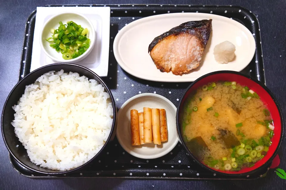 Snapdishの料理写真:今日の朝ごはん（ごはんは青森県産青天の霹靂、ぶりの塩焼き、納豆、エリンギのみそ汁、かつおごぼう）|Mars＠釜飯作り研究中さん