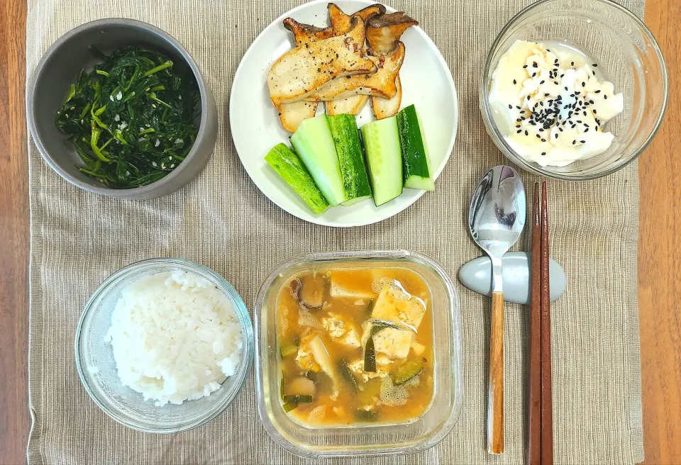 Nina's dish late breakfast
- tofu with tsuyu, lemon juice and black sesame
- cucumber
- grilled mushroom
- chamnamul
- soybean paste stew |Ninaさん