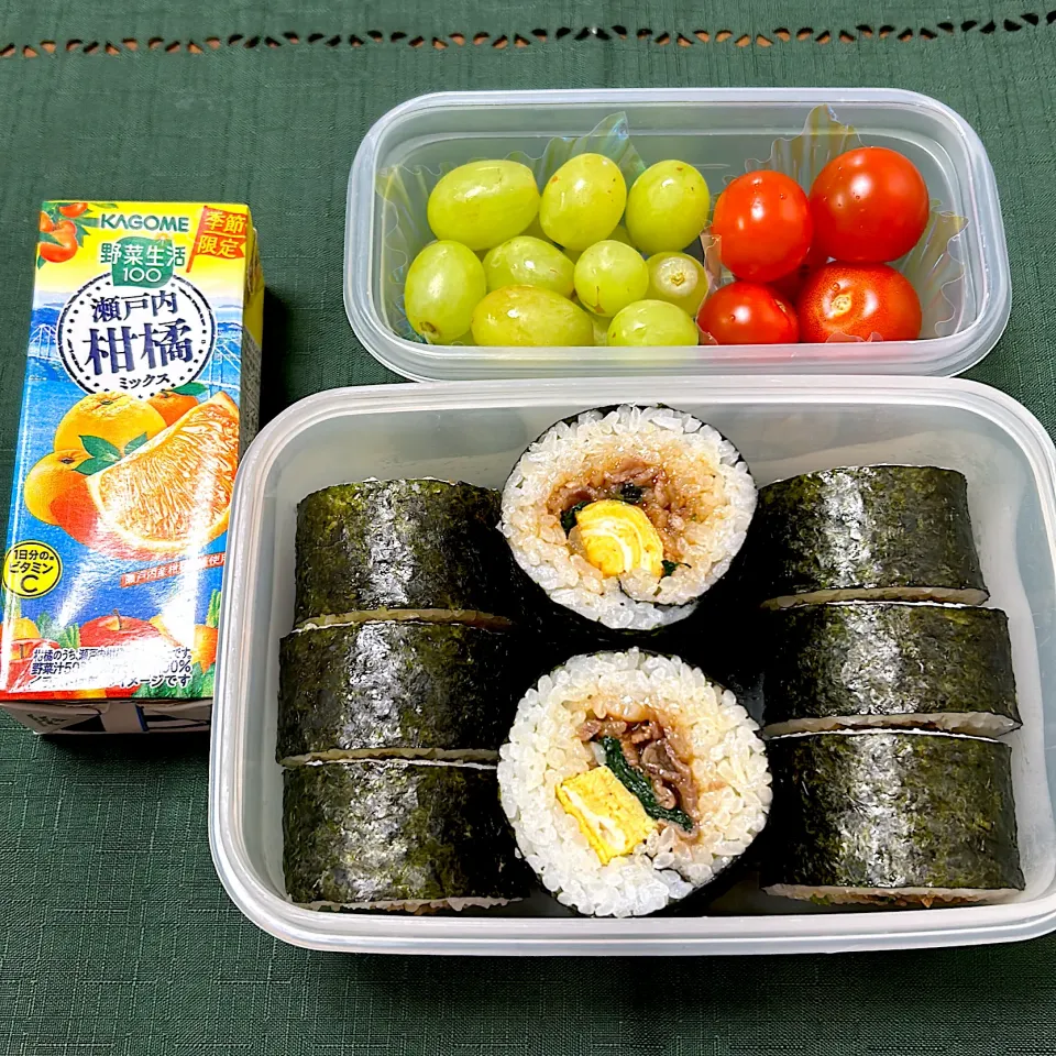 運動会のお弁当🍱　牛プルコギ、卵、ほうれん草の海苔巻き　　トマト　　ぶどう|柚子きりかさん