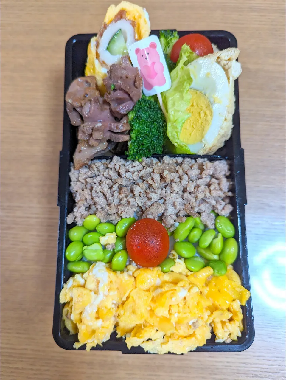 ３色　たまご、豚ミンチ、枝豆
砂肝、卵と揚げつつみ、ちくわと
卵巻弁当✨|お弁父ちゃん‼️さん