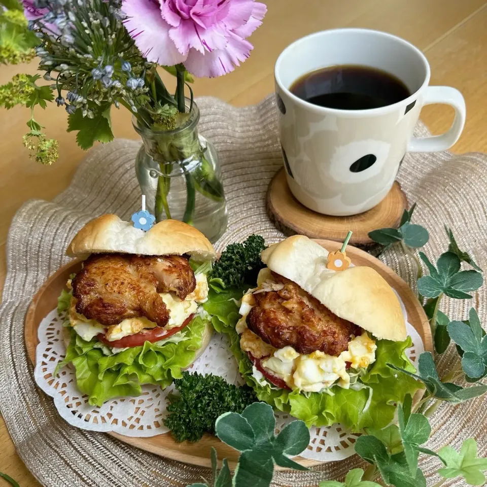 5/17❤︎あぶり焼きチキンかつとたまごサンド🌱✨

＊ 牛乳ロールパン
＊ あぶり焼きチキン
＊ たまごサラダ
＊ フリルレタス＊キャベツ＊トマト|Makinsさん