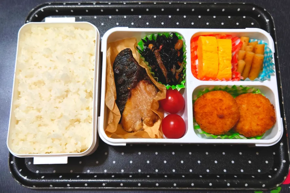 Snapdishの料理写真:今日の手作り弁当は、ぶりの塩焼き弁当。

献立は、
・ごはんは青森県産青天の霹靂
・ぶりの塩焼き、ひじき煮、ミニトマト
・牛肉コロッケ
・だし巻き卵、かつおごぼう|Mars＠釜飯作り研究中さん