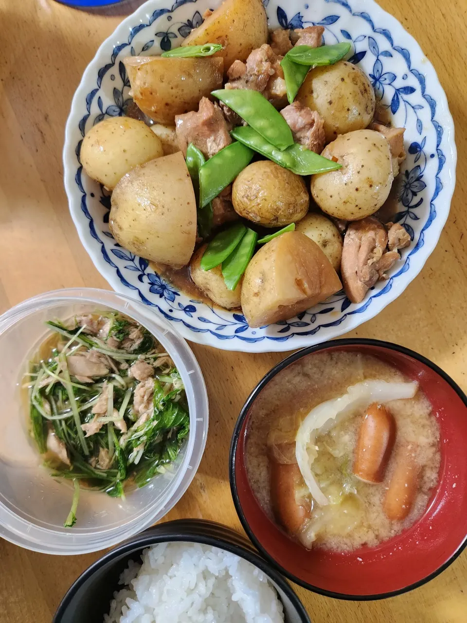 新じゃがと鶏肉のみりん煮、水菜とツナ和え、キャベツとソーセージの味噌汁|さきさん