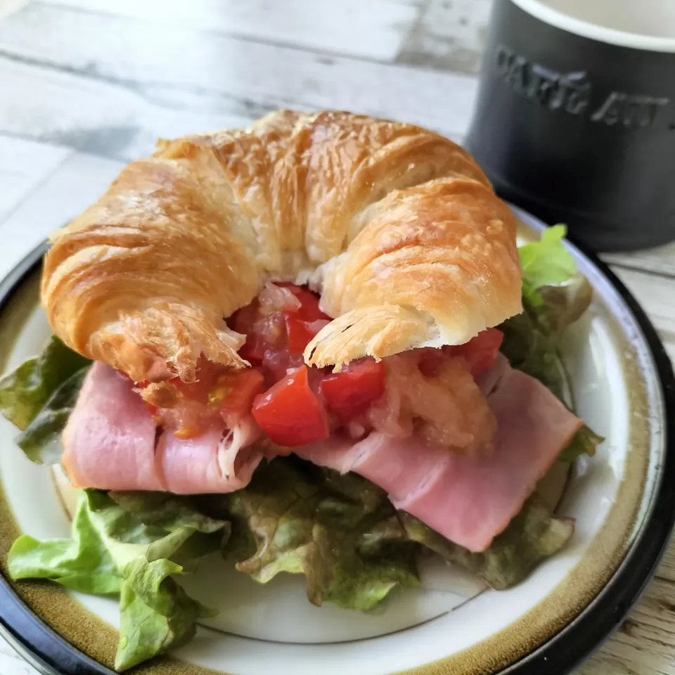 トマトと玉ねぎドレッシングのサラダサンド|りんこさん