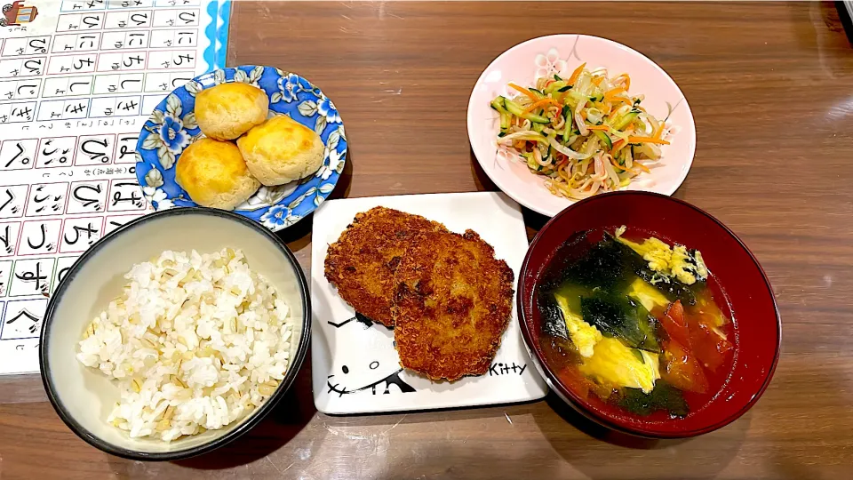 冷凍鮭とチーズのポテト包み揚げ　トマトとわかめの卵スープ　もやしとカニかまの中華サラダ　焼きマッシュポテト|おさむん17さん