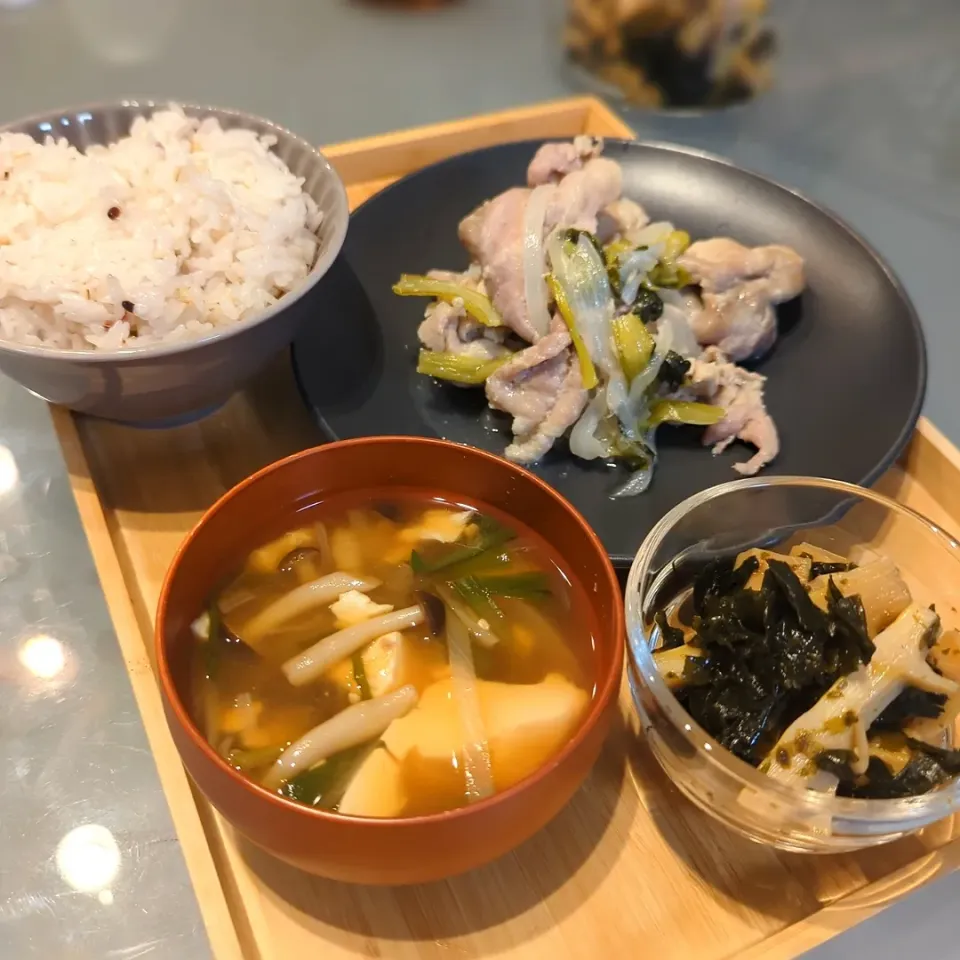 雑穀ごはん
ニラ豆腐しめじ玉ねぎの味噌汁
豚肉と小松菜の玉ねぎ麹炒め
筍とわかめの煮物|asryh♡さん