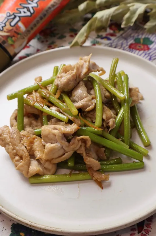 Snapdishの料理写真:びせんさんの料理 豚肉とにんにくの芽のオイスターソース炒め🎶|めいめいさん