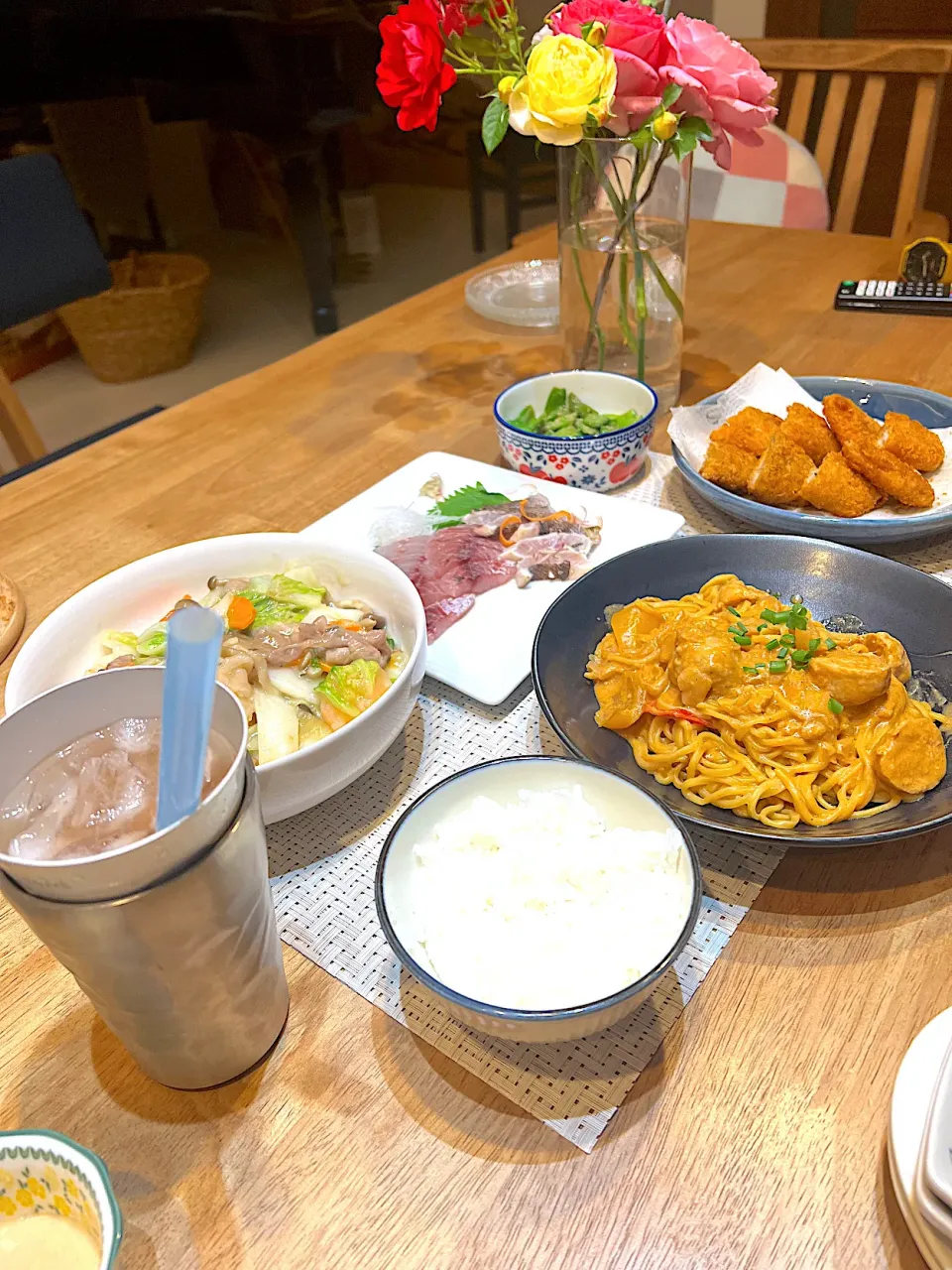 5.17夕飯😊！ストローでチューハイを飲む図|よこぴさん