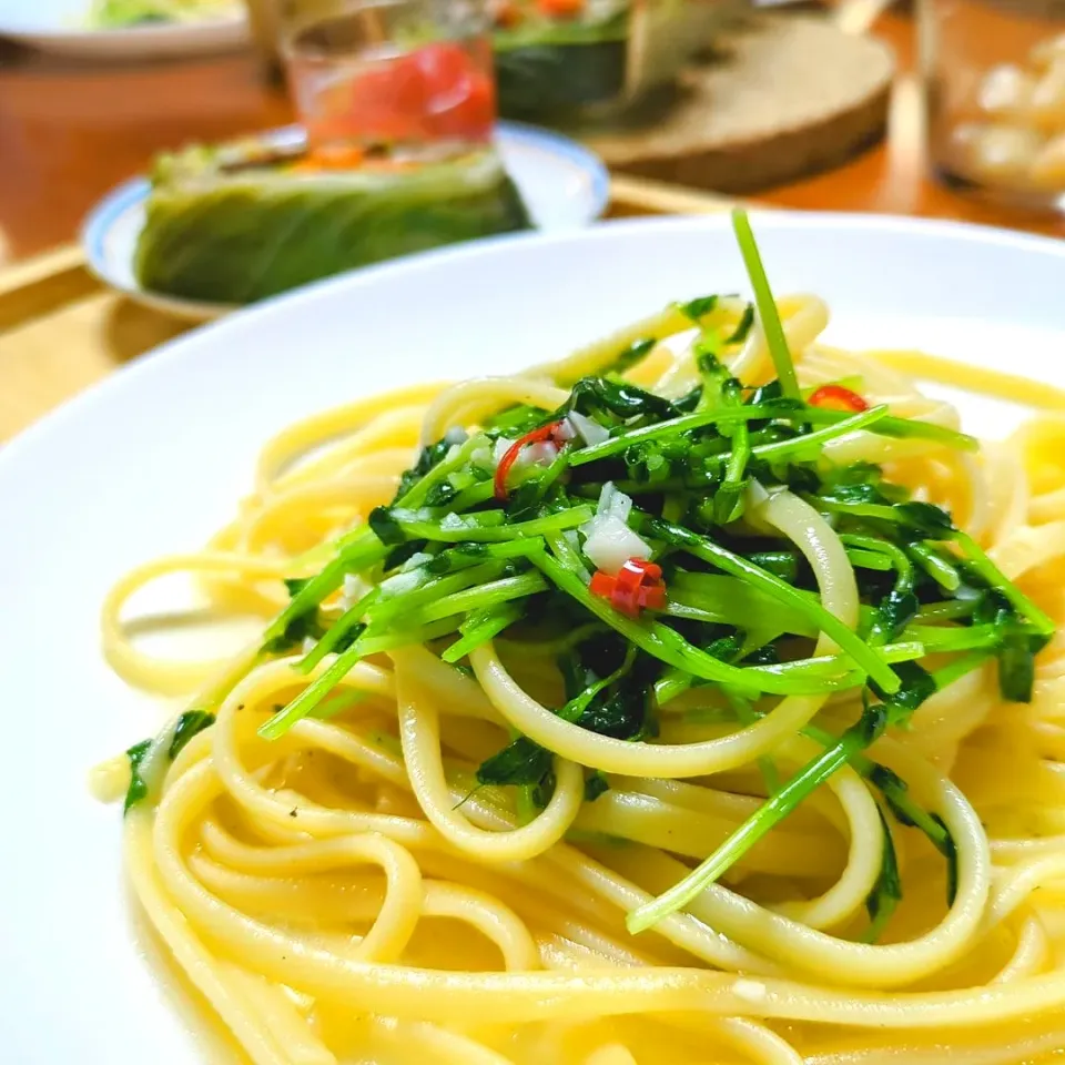 森の豆苗ペペロンチーノ

ワンパンでできちゃう❤

栄養価が高いスーパーフードの豆苗と太麺のフィットチーネを合わせたペペロンチーノです🫛

豆苗は栄養バランスに優れ、これひと皿で成人女性が1日に必要なビタミンACE・ビタミンK・葉酸がとれちゃうという体に嬉しい食材✨

レシピ公開中です🌳

性別や年代問わず「おいしい😋」と言ってもらえるので是非お試しください✨

|森のごはん屋さんさん