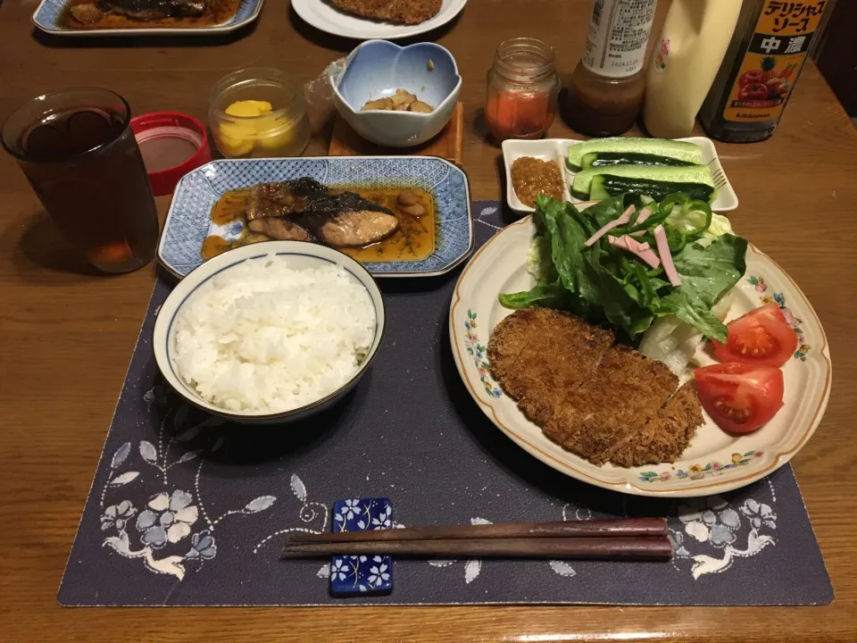 Snapdishの料理写真:ご飯、ぶり照り、メンチカツ、トマト、レタス2種、ピーマン、ロースハム、もろきゅう、沢庵、辛子明太子、ボイル帆立のマーガリンソテー、烏龍茶(夕飯)|enarinさん