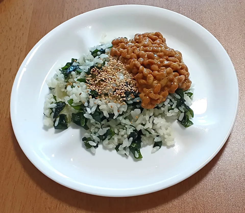 ワカメ炒飯に納豆のせて|ナナさん